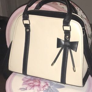 No name brand of the gray purse